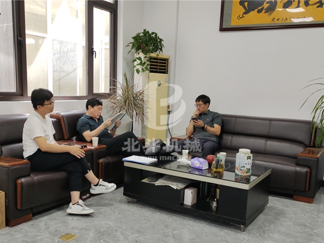 客戶(hù)到我廠(chǎng)考察糠醛渣炭化爐