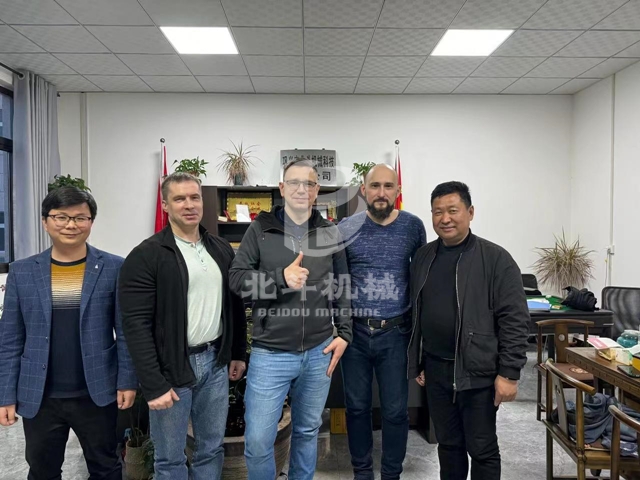 俄羅斯客戶(hù)到訪(fǎng)北斗機(jī)械考察連續(xù)式炭化爐