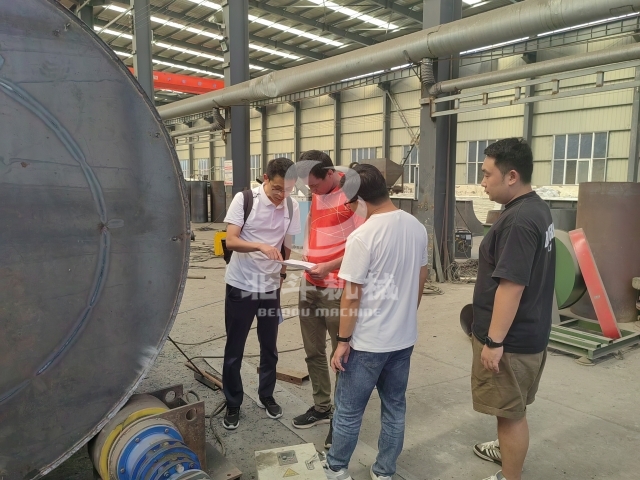 非洲客戶(hù)到訪(fǎng)鞏義北斗機(jī)械考察新型炭化爐