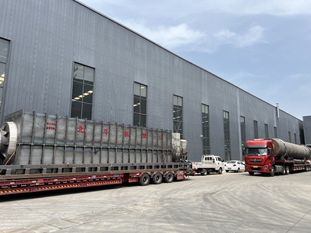 四輛掛車滿載烘干機(jī)、炭化爐設(shè)備及零部件奔赴客戶