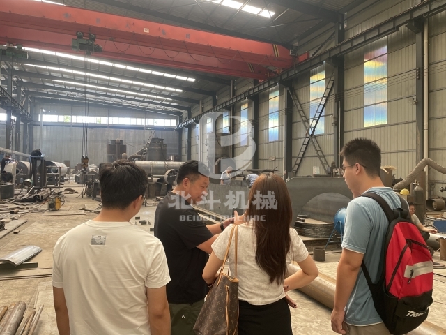 北斗機(jī)械實(shí)力引客！客戶實(shí)地考察炭化爐